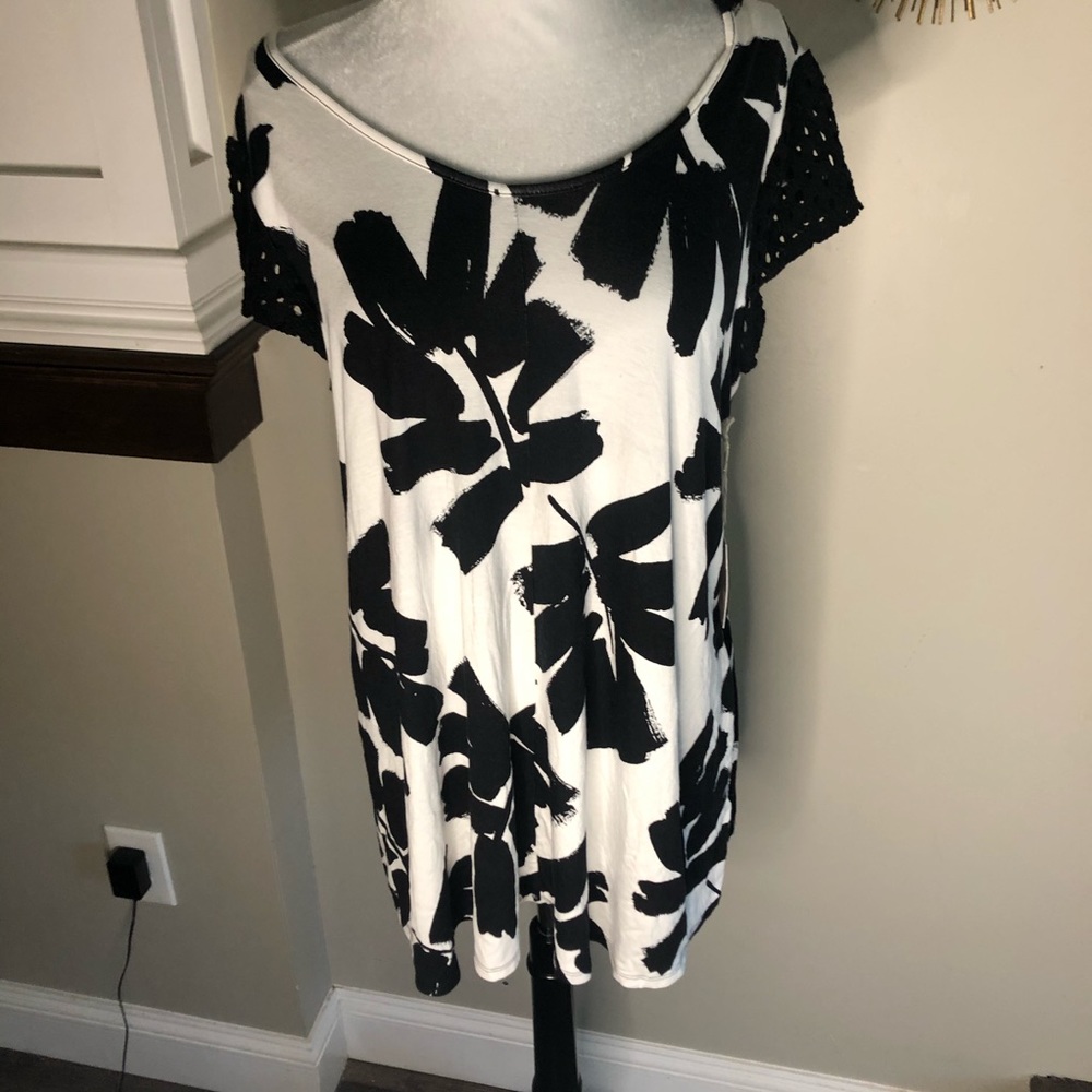 Jessica Simpson Maternity black & white  top